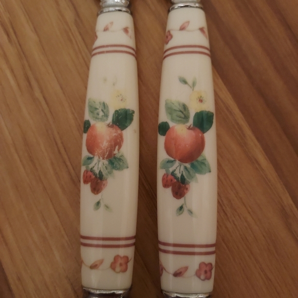 Pfaltzgraff Flatware Delicious Apple Stainless Steel Two 9.25" Knives - Picture 2 of 6